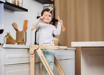 Stabiler Montessori Lernturm: Mitwachsender Kinderstuhl aus Holz – Elfenbein