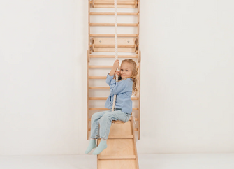 6in1 Kletterwand Indoor: Sprossenwand, Gymnastikringe, Hängende Leiter, Disc-Schaukel, Rutsche und Klimmzugstange für Kinder